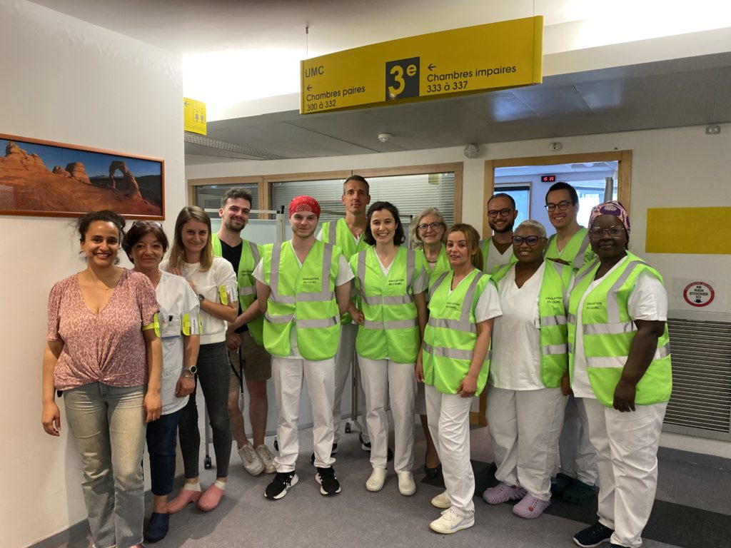 Equipes d'orthopédie et de réanimation de l'IMM après la simulation d'arrêt cardiaque