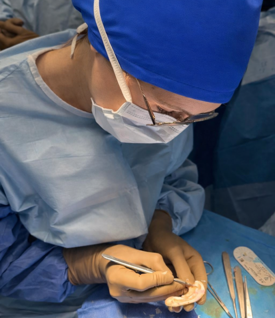 Le Dr Lavagen en train de sculpter une maquette auriculaire